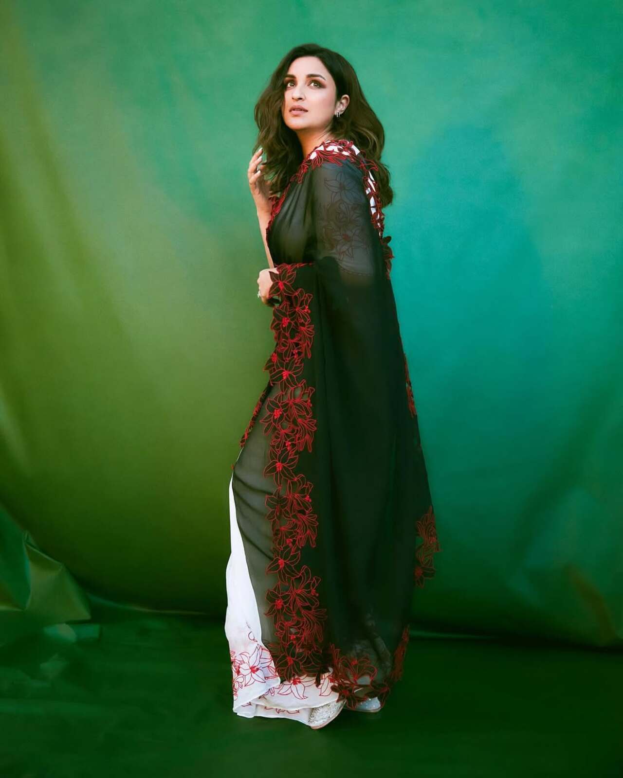 A saree to remember: Parineeti picks a floral yet classy saree for the shoot